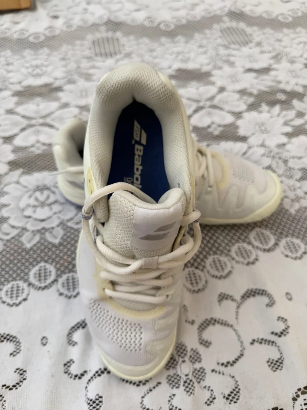 Babolat Jet Mach III Women's Tennis Shoes 7.5 + Vintage Crest Wristband Bundle